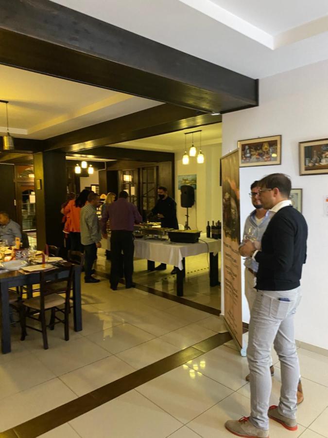 Pensiune Restaurant Indus ออกนา ซีบิวลุย ภายนอก รูปภาพ