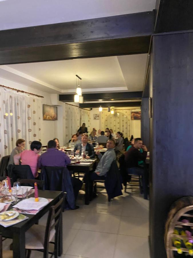 Pensiune Restaurant Indus ออกนา ซีบิวลุย ภายนอก รูปภาพ