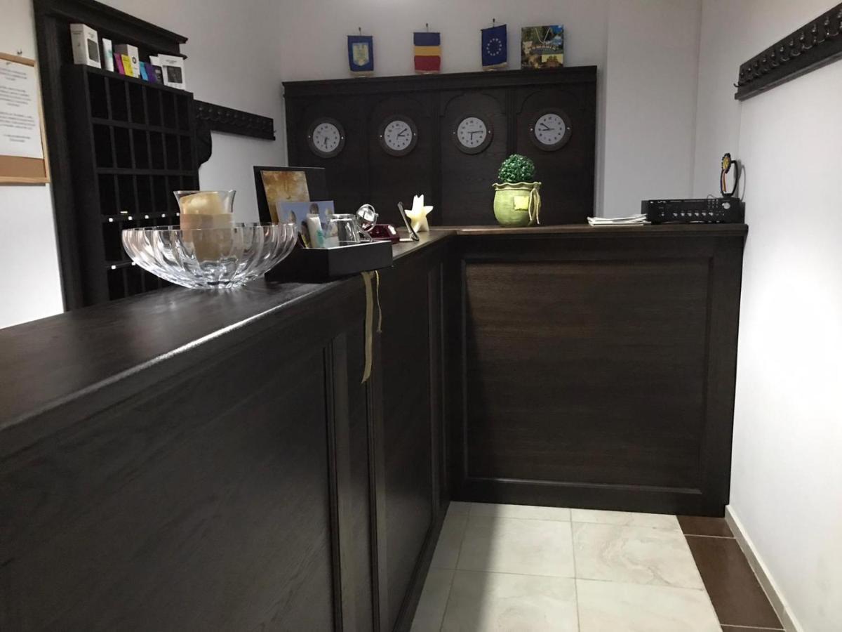 Pensiune Restaurant Indus ออกนา ซีบิวลุย ภายนอก รูปภาพ
