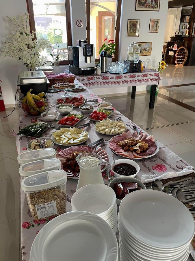 Pensiune Restaurant Indus ออกนา ซีบิวลุย ภายนอก รูปภาพ
