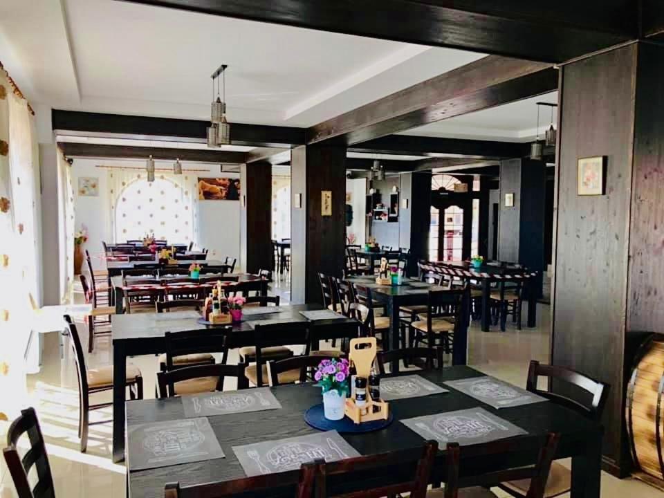 Pensiune Restaurant Indus ออกนา ซีบิวลุย ภายนอก รูปภาพ